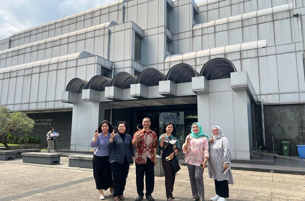 Kunjungan ke Perpustakaan ITB dan Open Library Telkom University